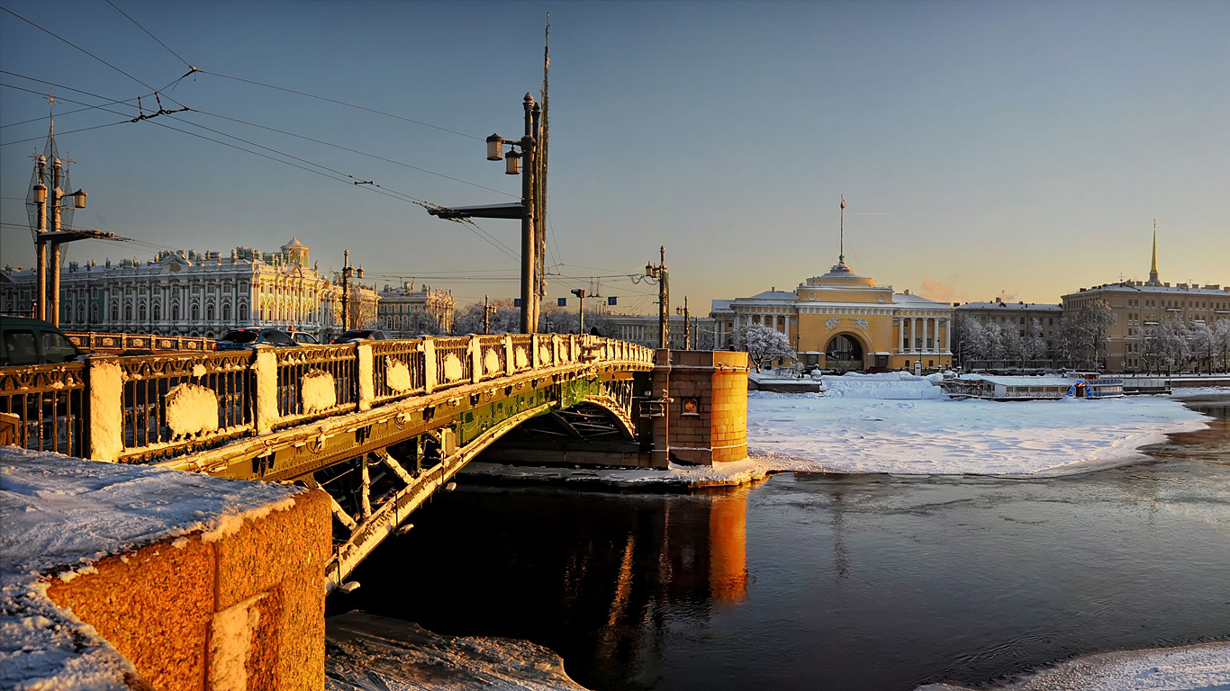 Дворцовый мост зимой